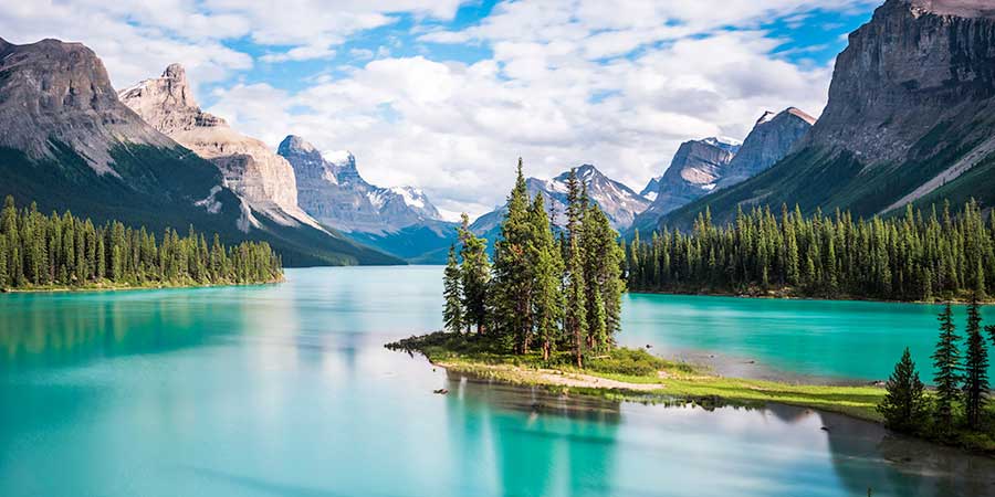 Cruising the glacial waters of Lake Maligne